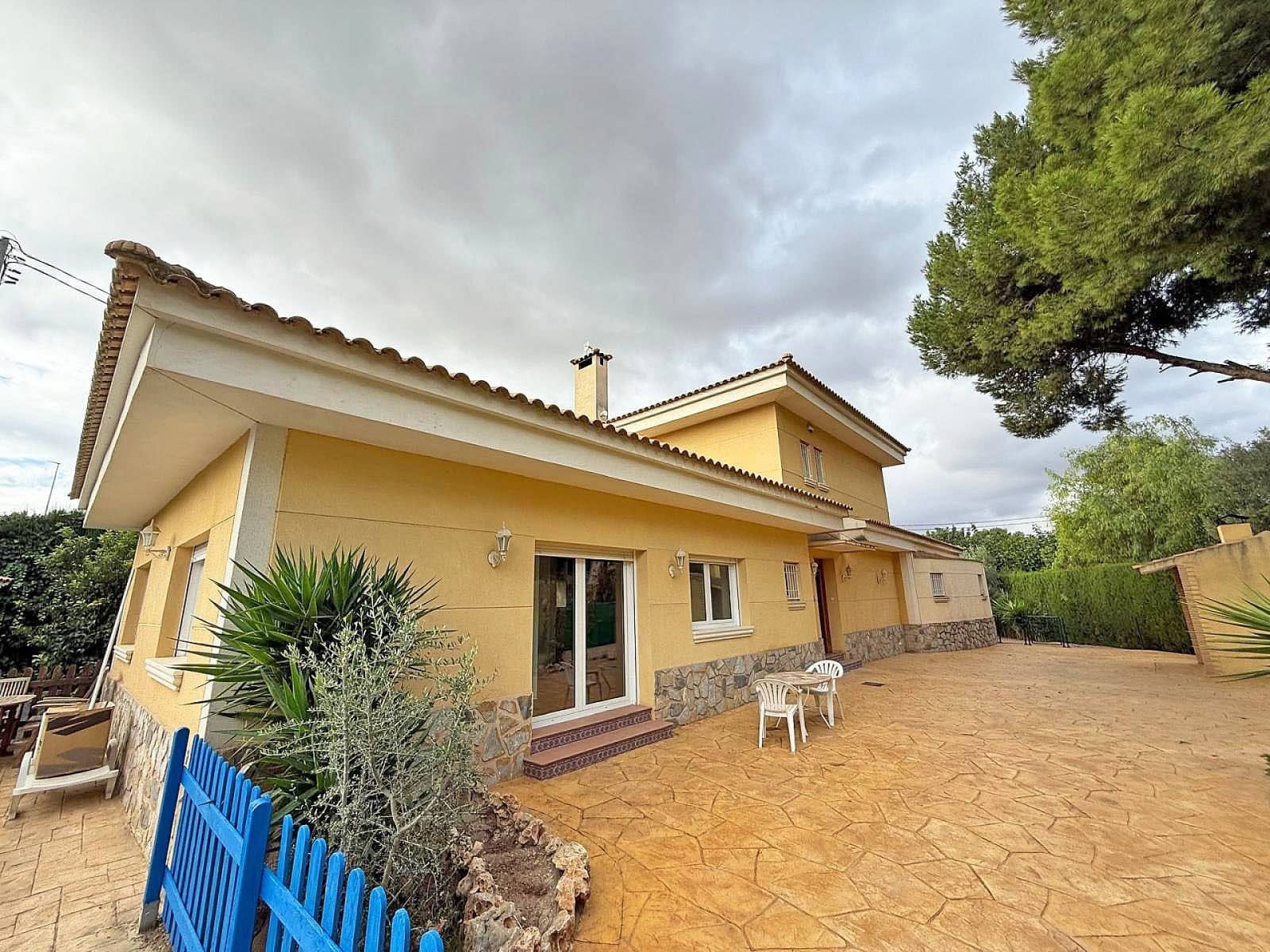 Chalet de 7 habitaciones en Elda en venta con piscina - 399.995 € (Ref: 9463792)
