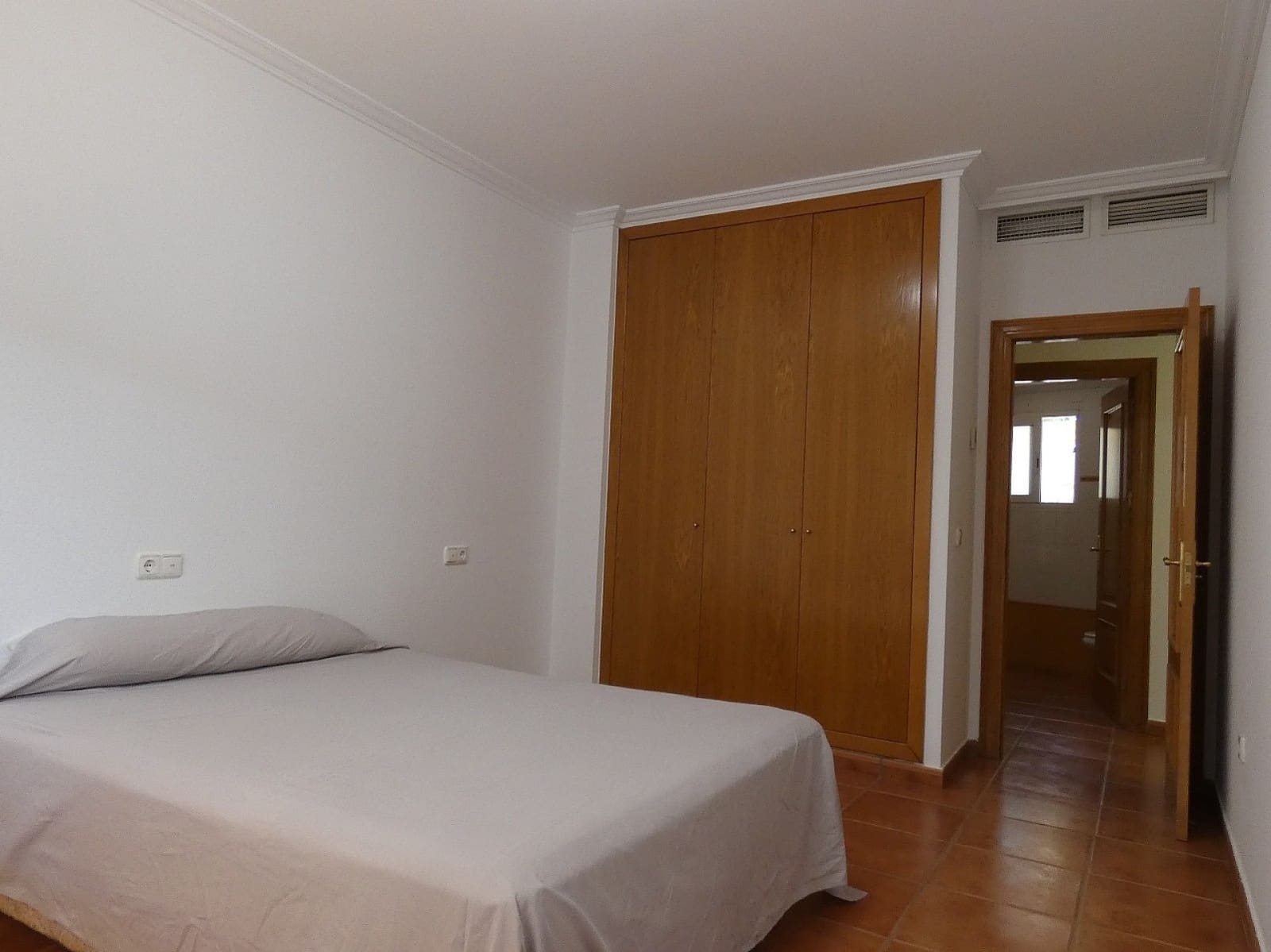 Chalet de 7 habitaciones en Elda en venta con piscina - 399.995 € (Ref: 9463792)