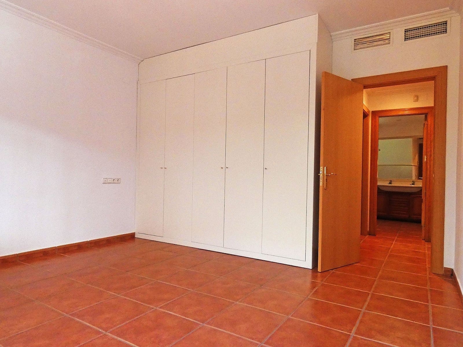 Chalet de 7 habitaciones en Elda en venta con piscina - 399.995 € (Ref: 9463792)