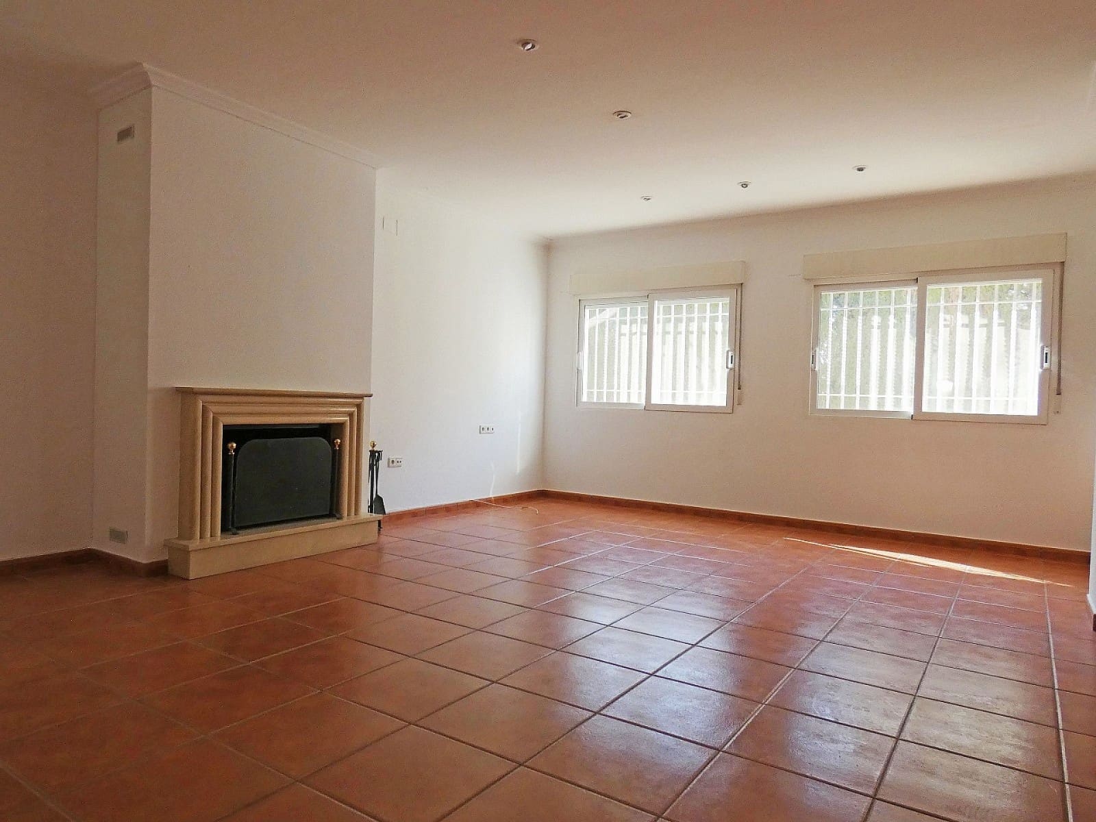 Chalet de 7 habitaciones en Elda en venta con piscina - 399.995 € (Ref: 9463792)