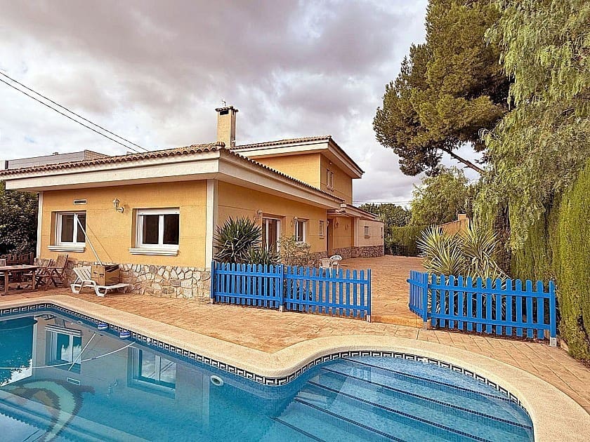 Chalet de 7 habitaciones en Elda en venta con piscina - 399.995 € (Ref: 9463792)