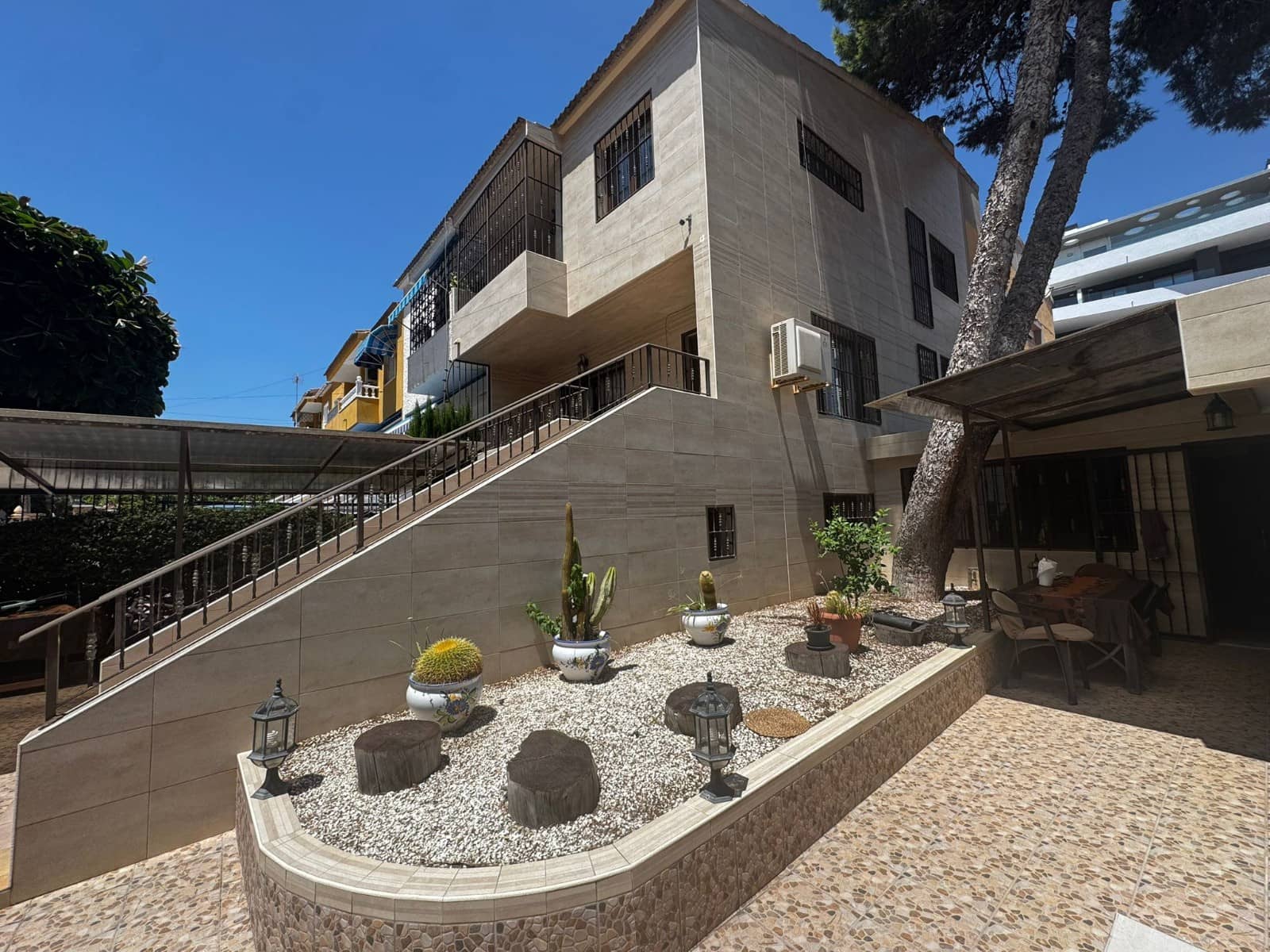 5 bedroom Townhouse for sale in Punta Prima with garage - € 440,000 (Ref: 9463798)