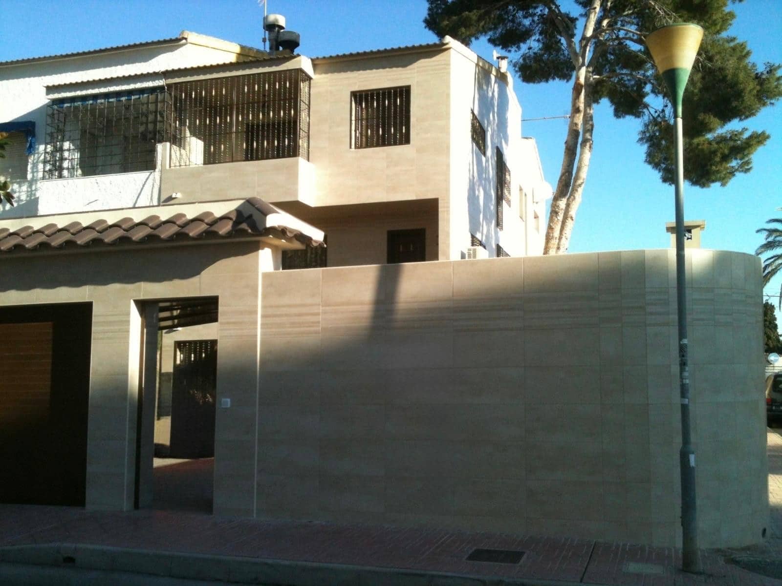 5 bedroom Townhouse for sale in Punta Prima with garage - € 440,000 (Ref: 9463798)