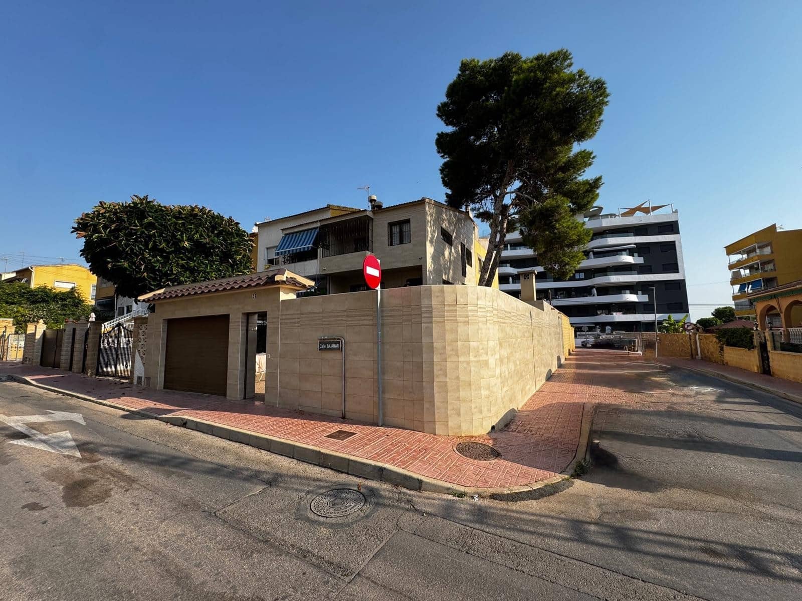 5 bedroom Townhouse for sale in Punta Prima with garage - € 440,000 (Ref: 9463798)