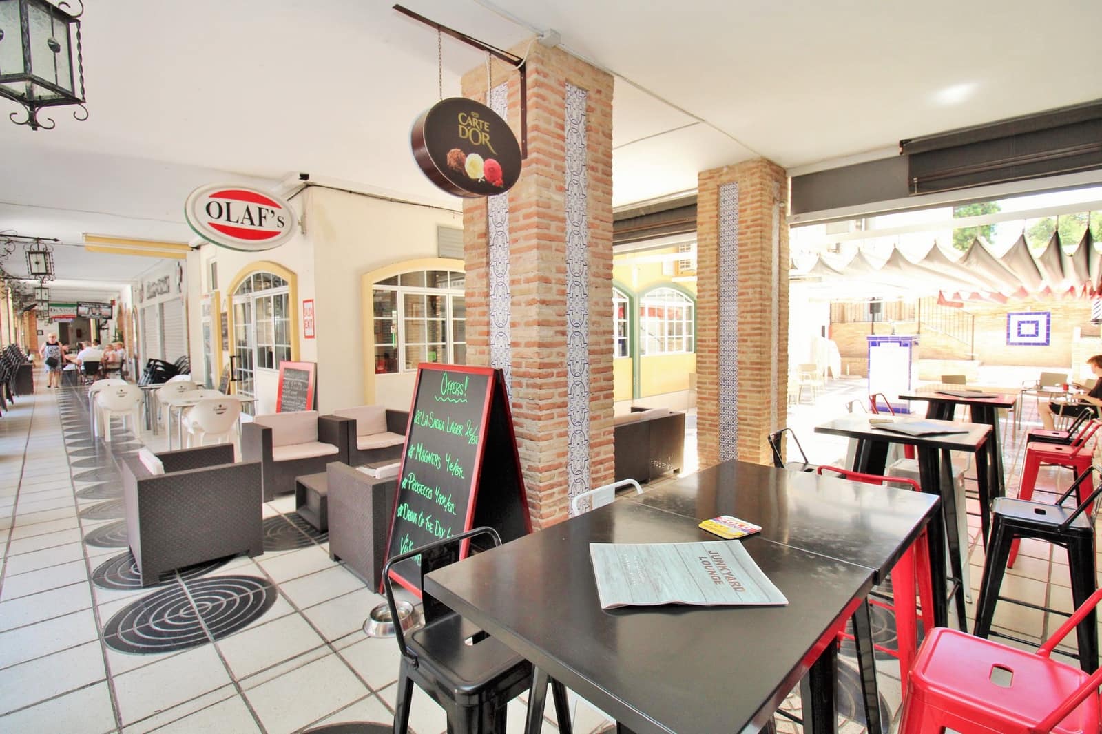 Commercial for sale in Villamartin with pool - € 299,000 (Ref: 9463802)