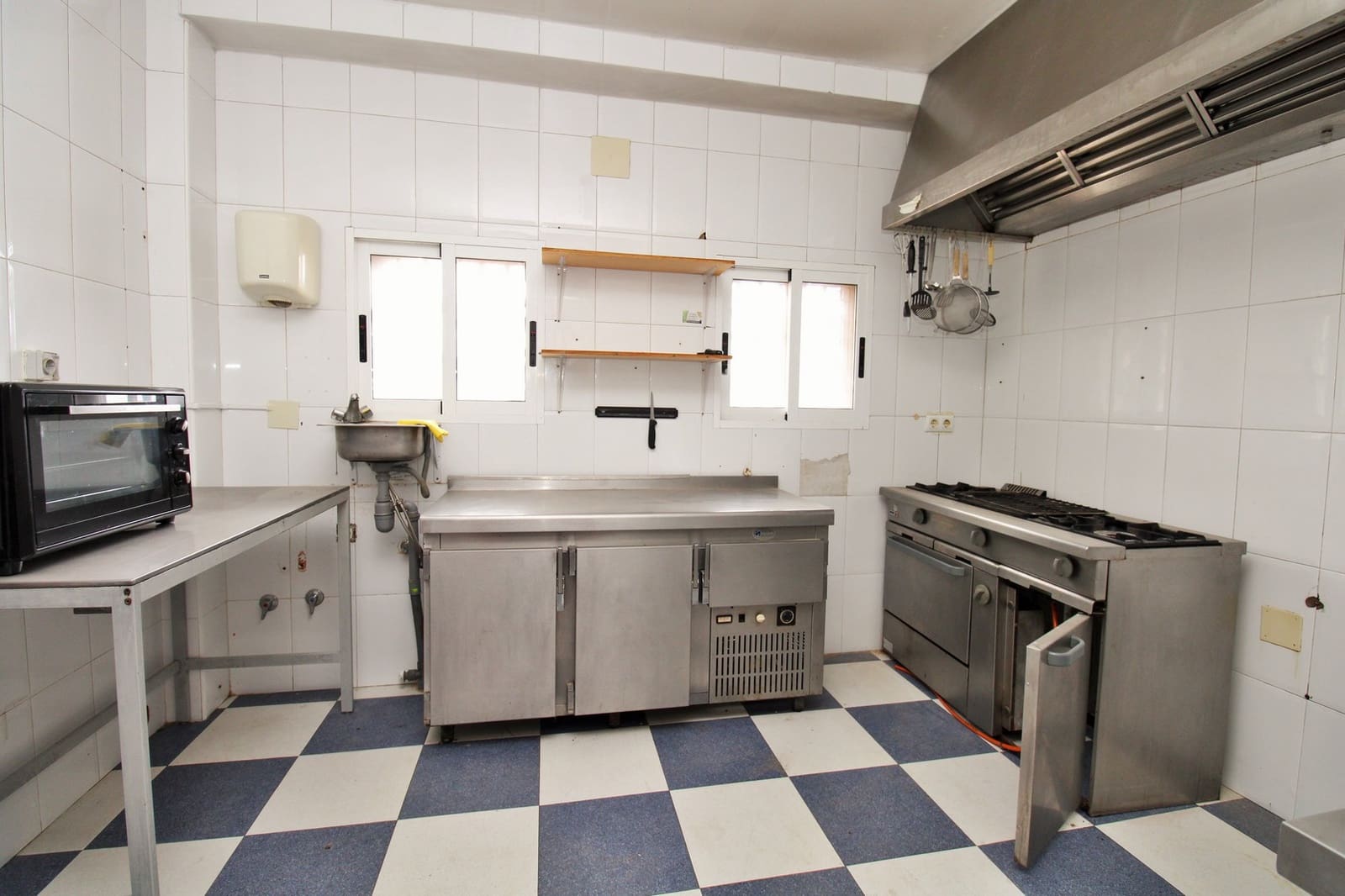 3 bedroom Commercial for sale in Villamartin with pool - € 374,900 (Ref: 9463820)