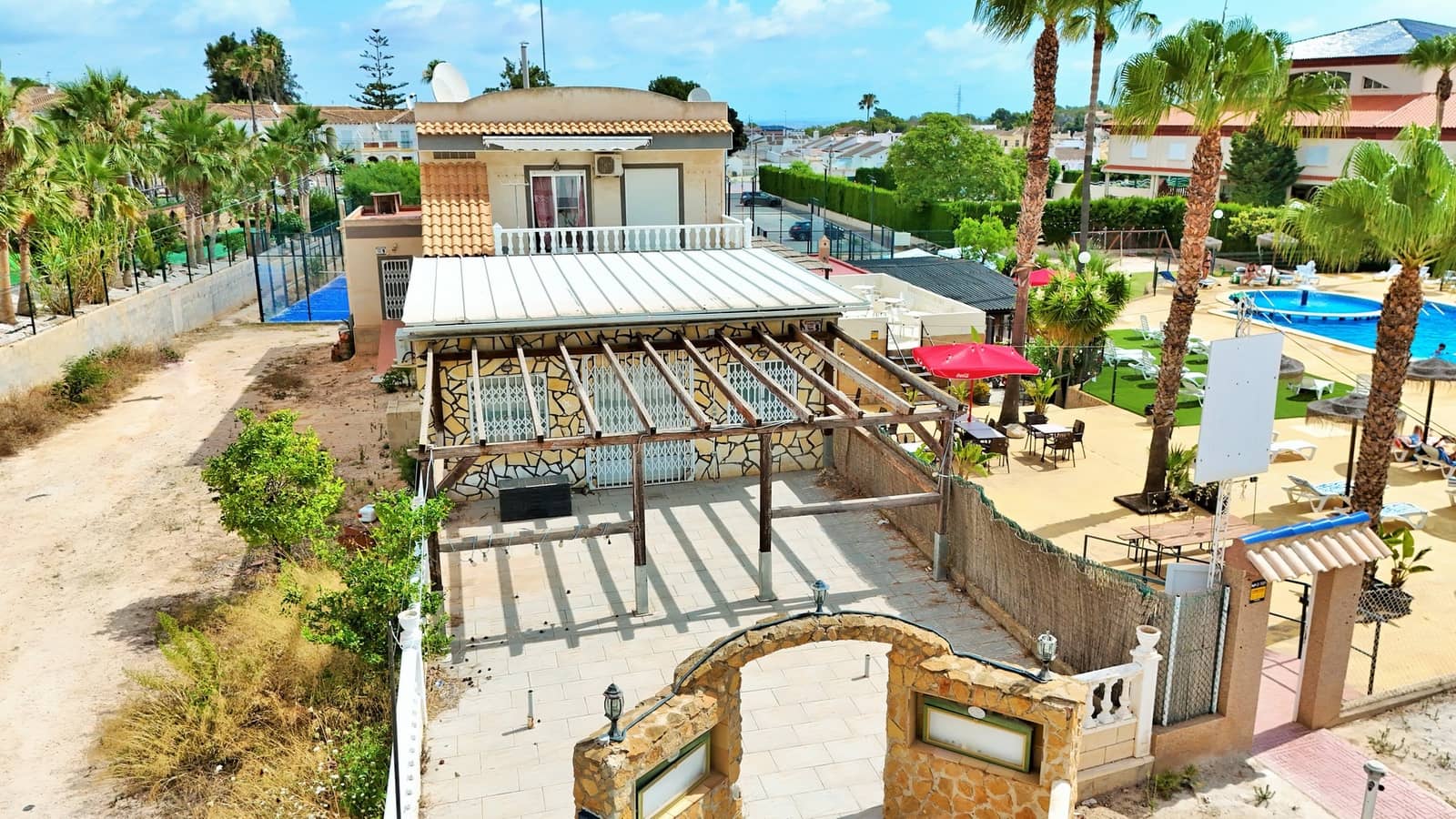 3 bedroom Commercial for sale in Villamartin with pool - € 374,900 (Ref: 9463820)