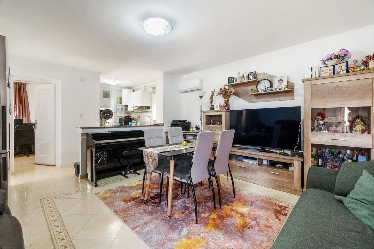 Chalet de 3 habitaciones en Villamartin en venta con piscina - 345.000 € (Ref: 9463822)