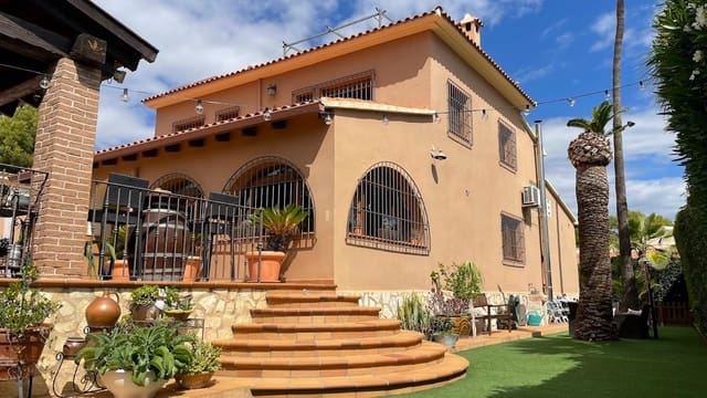 5 slaapkamer Villa te koop in La Nucia Pueblo  , La Nucia met zwembad - € 899.000 (Ref: 9463854)