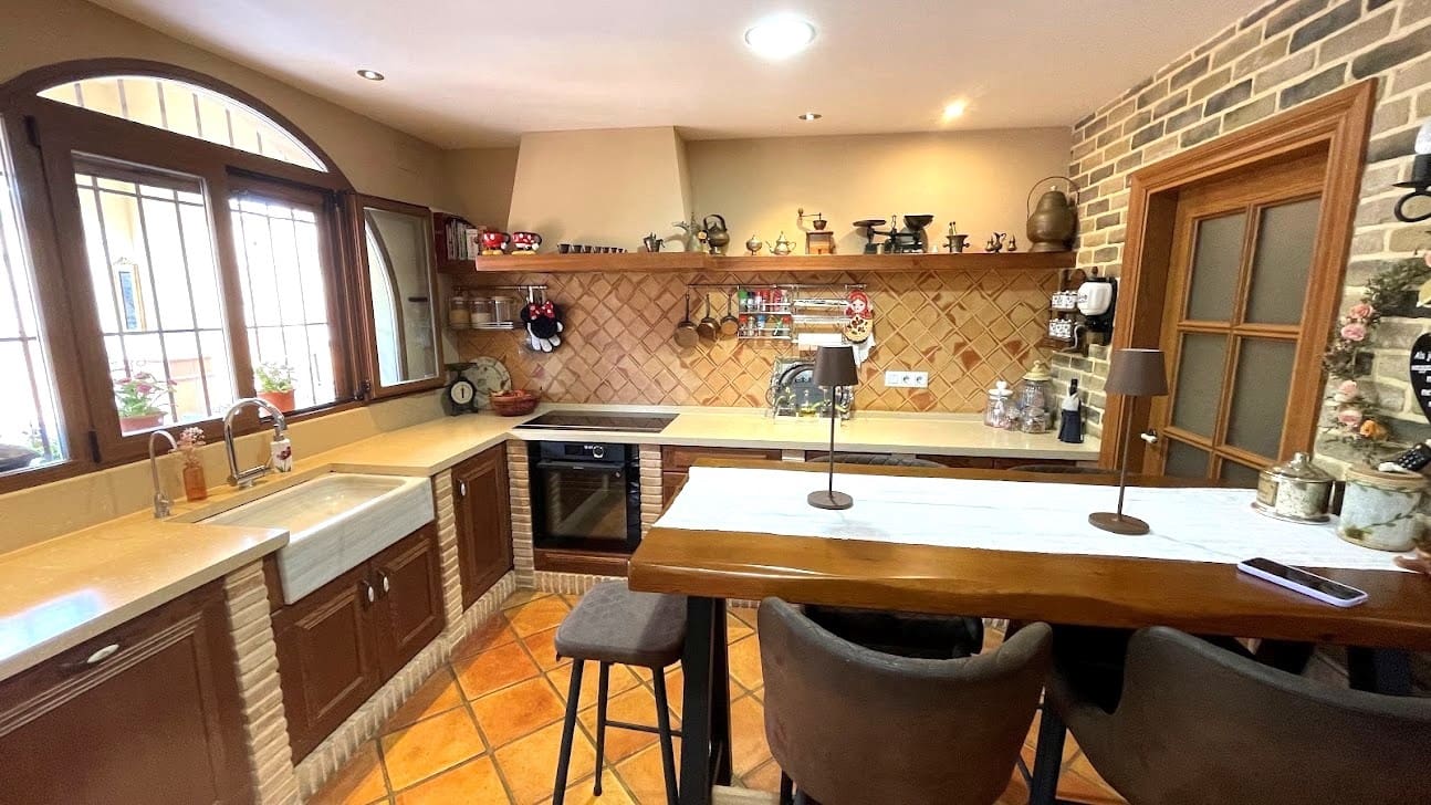 5 bedroom Villa for sale in La Nucia with pool - € 899,000 (Ref: 9463854)