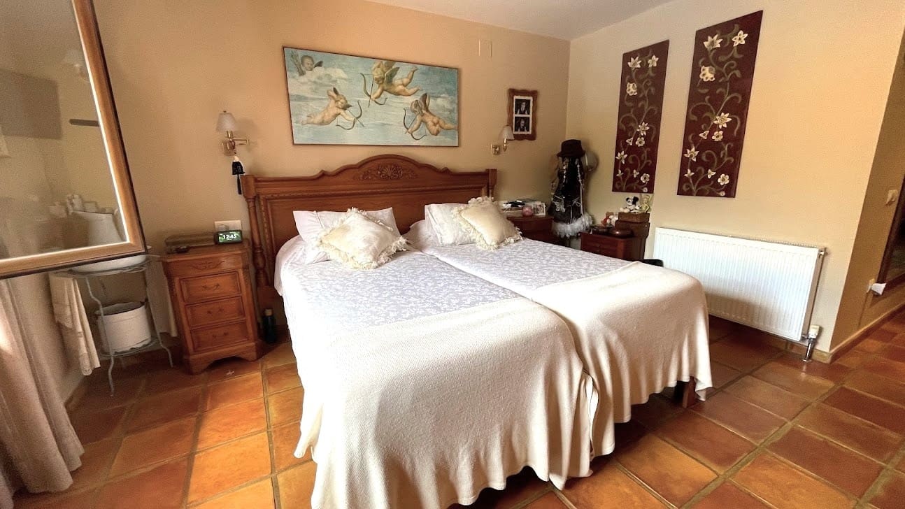 5 bedroom Villa for sale in La Nucia with pool - € 899,000 (Ref: 9463854)