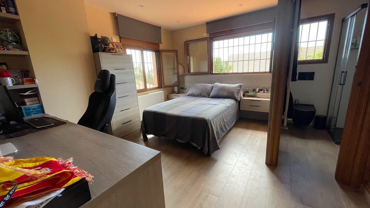 5 bedroom Villa for sale in La Nucia with pool - € 899,000 (Ref: 9463854)