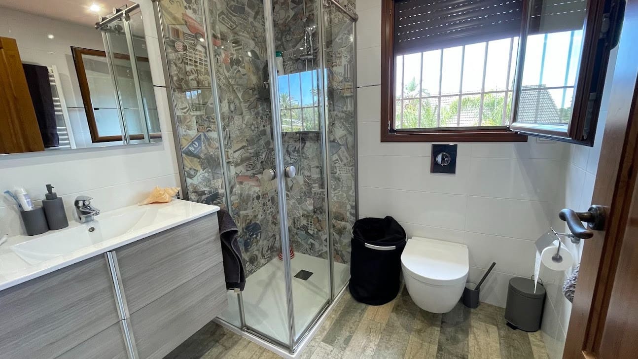 5 bedroom Villa for sale in La Nucia with pool - € 899,000 (Ref: 9463854)