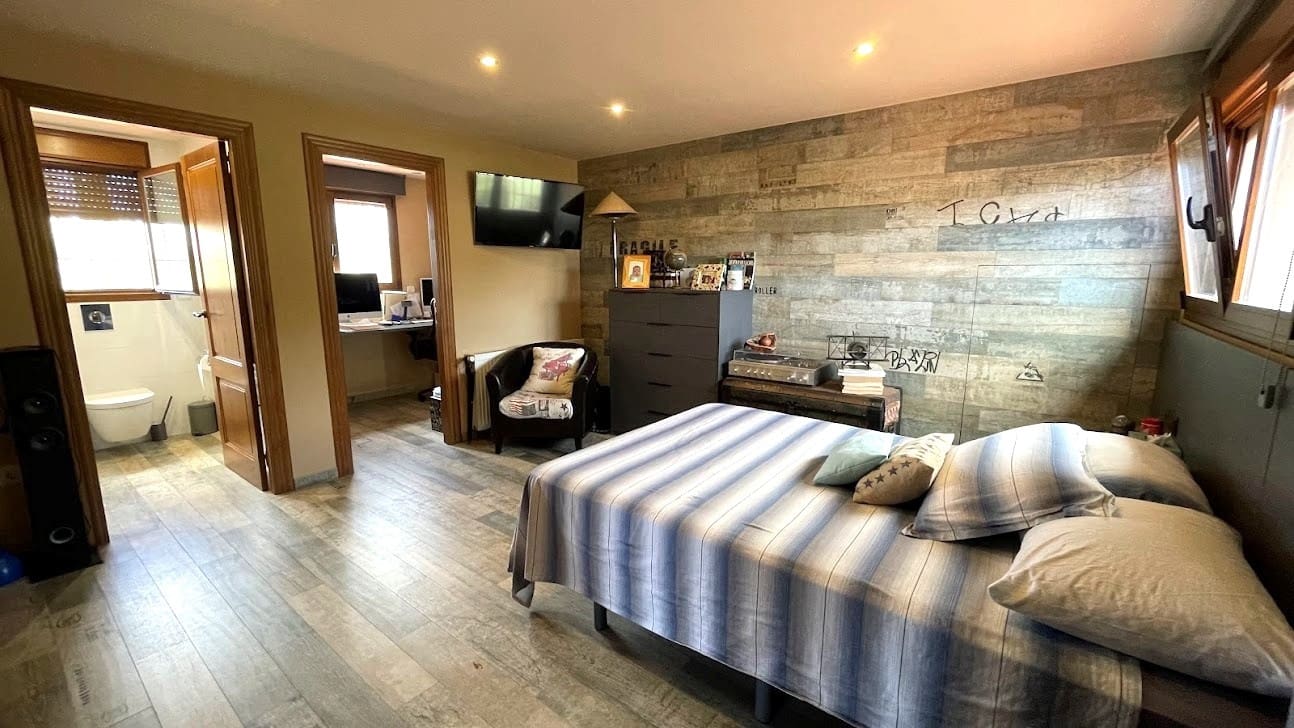 5 bedroom Villa for sale in La Nucia with pool - € 899,000 (Ref: 9463854)