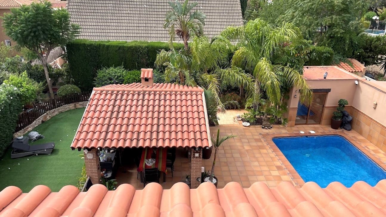 5 bedroom Villa for sale in La Nucia with pool - € 899,000 (Ref: 9463854)