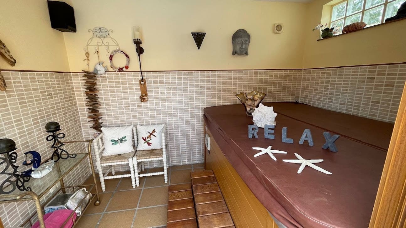 5 bedroom Villa for sale in La Nucia with pool - € 899,000 (Ref: 9463854)