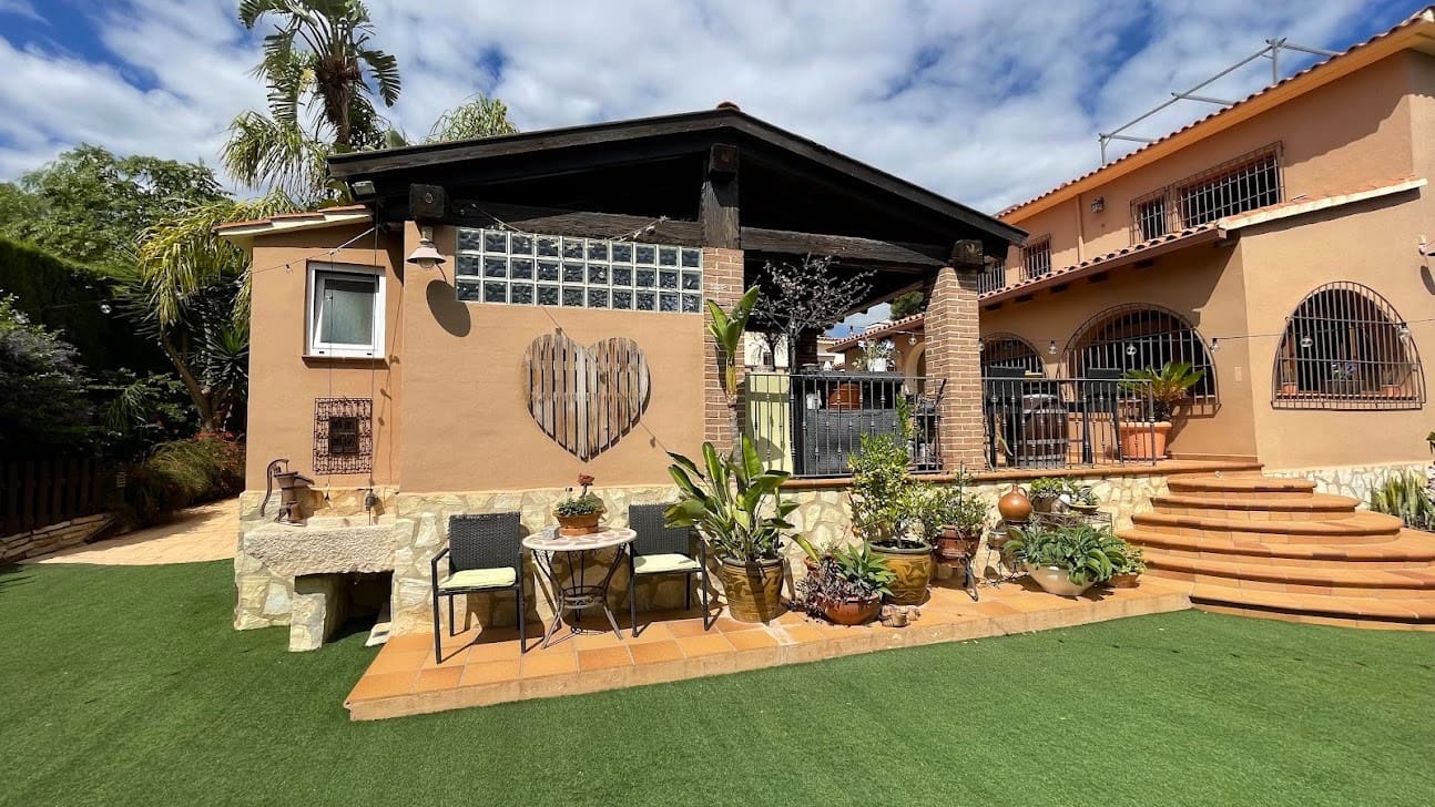 5 bedroom Villa for sale in La Nucia with pool - € 899,000 (Ref: 9463854)