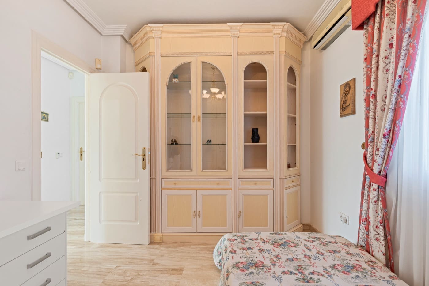 6 bedroom Villa for sale in Dona Pepa with pool garage - € 800,000 (Ref: 9463857)