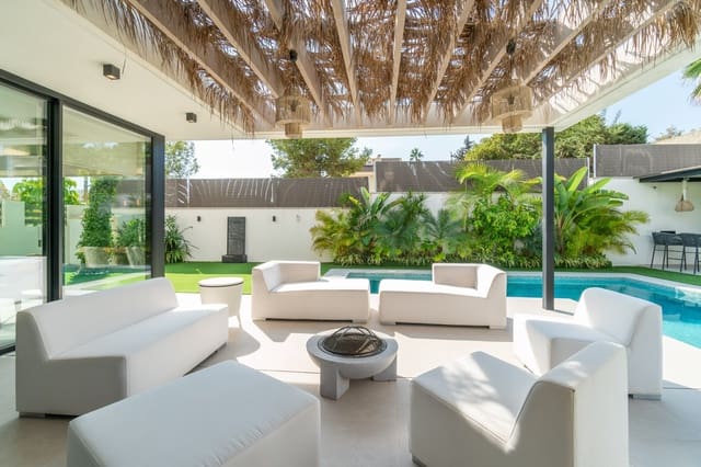 Chalet de 2 habitaciones en Los Balcones en venta con piscina garaje - 649.000 € (Ref: 9463878)