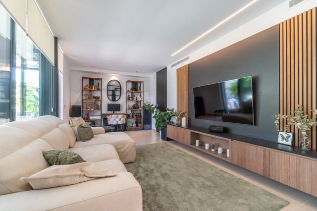 Chalet de 2 habitaciones en Los Balcones en venta con piscina garaje - 649.000 € (Ref: 9463878)