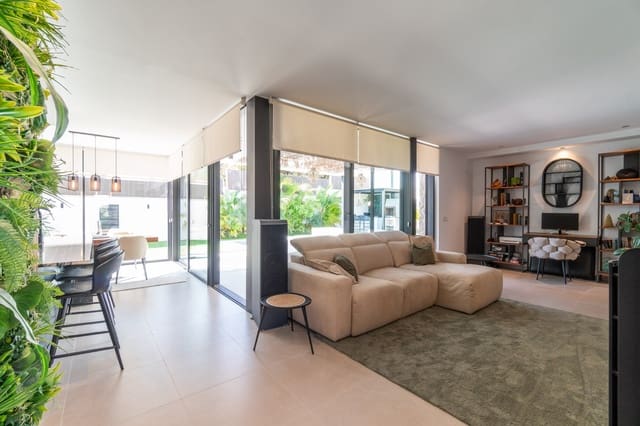 Chalet de 2 habitaciones en Los Balcones en venta con piscina garaje - 649.000 € (Ref: 9463878)