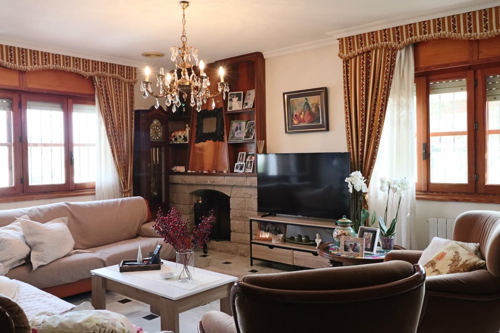 6 bedroom Villa for sale in La Nucia with garage - € 585,000 (Ref: 9463888)