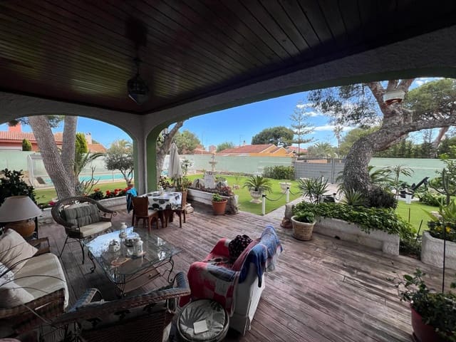 Chalet de 3 habitaciones en Dehesa de Campoamor, Orihuela en venta con piscina - 950.000 € (Ref: 9463901)