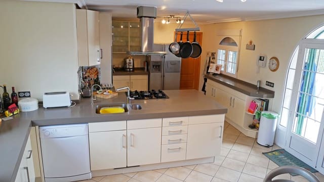 6 Zimmer Villa zu verkaufen in El Chaparral, Torrevieja mit Pool Garage - 750.000 € (Ref: 9463911)