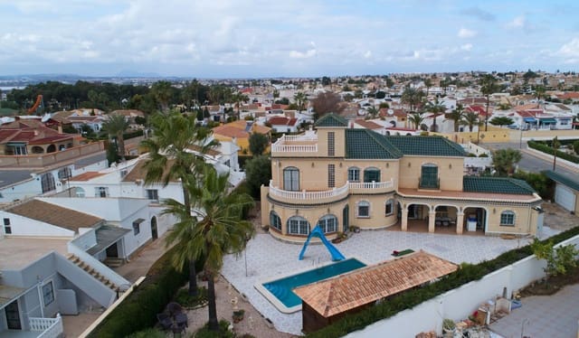 6 Zimmer Villa zu verkaufen in El Chaparral, Torrevieja mit Pool Garage - 750.000 € (Ref: 9463911)