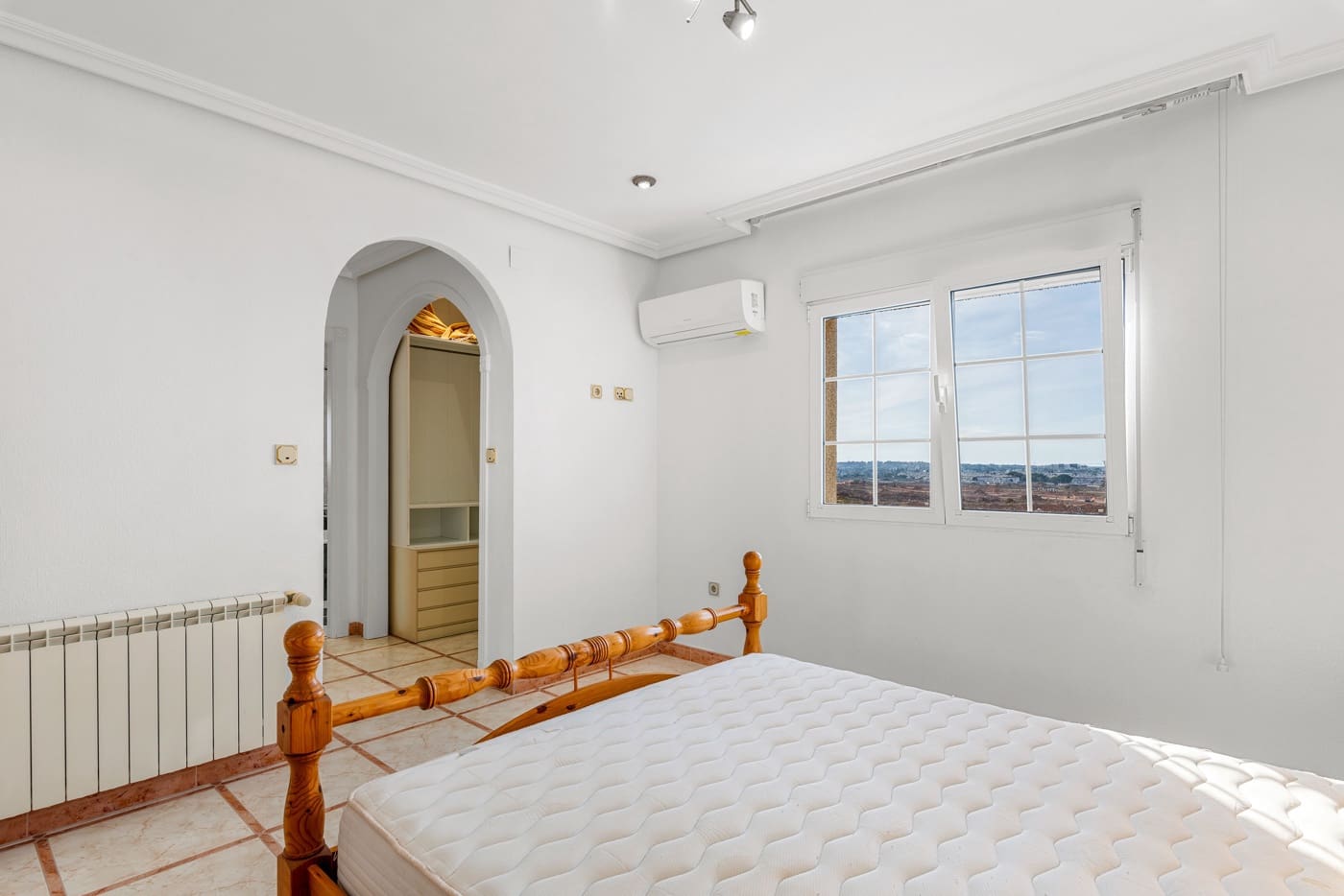 4 sypialnia Willa na sprzedaż w Torrevieja z basenem garażem - 689 000 € (Ref: 9464038)