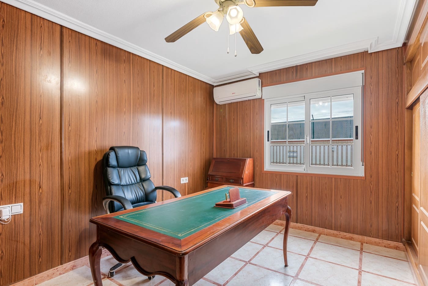 4 sypialnia Willa na sprzedaż w Torrevieja z basenem garażem - 689 000 € (Ref: 9464038)