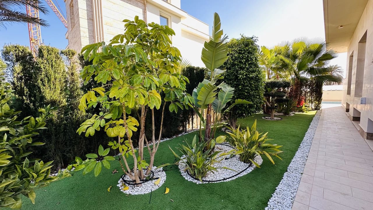 5 soverom Villa til salgs i La Zenia med svømmebasseng garasje - € 1 500 000 (Ref: 9464048)