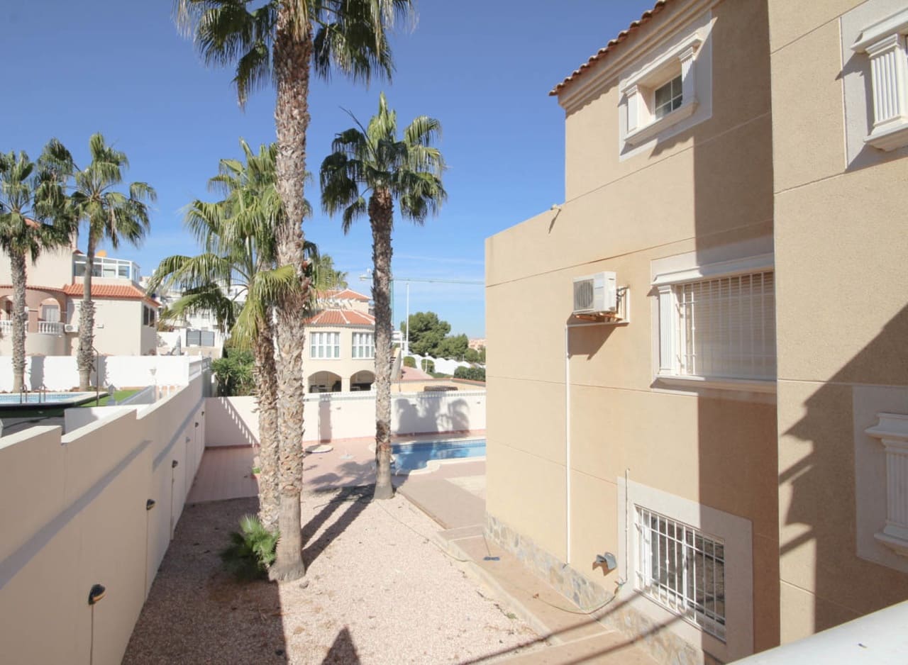 5 quarto Moradia para venda em La Zenia com piscina - 600 000 € (Ref: 9464071)