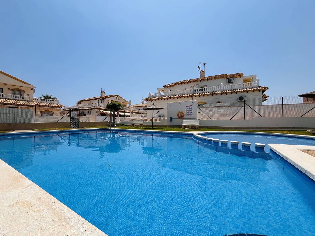 3 bedroom Townhouse for sale in Playa Flamenca with pool - € 288,000 (Ref: 9464117)