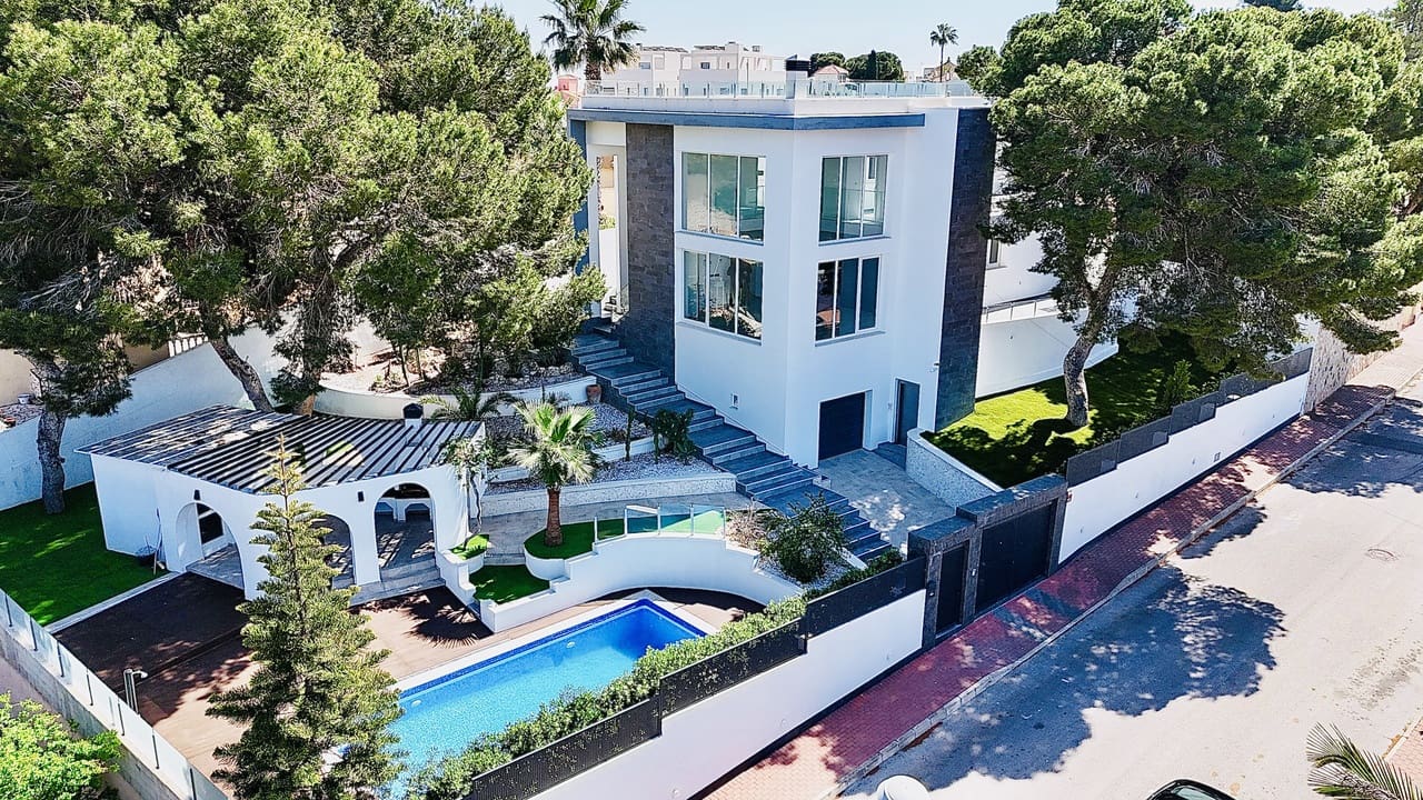 6 bedroom Villa for sale in Los Balcones with pool garage - € 1,050,000 (Ref: 9464118)