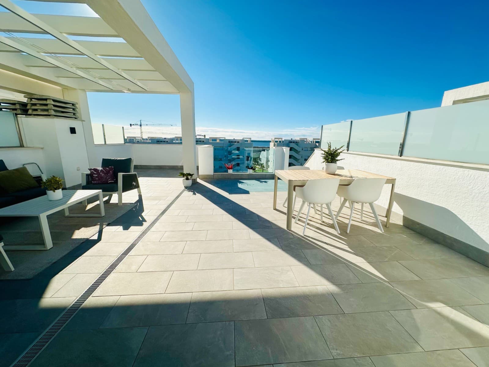 2 makuuhuone Kattohuoneisto myytävänä paikassa El Raso mukana uima-altaan 
autotalli - 289 000 € (Ref: 9464588)