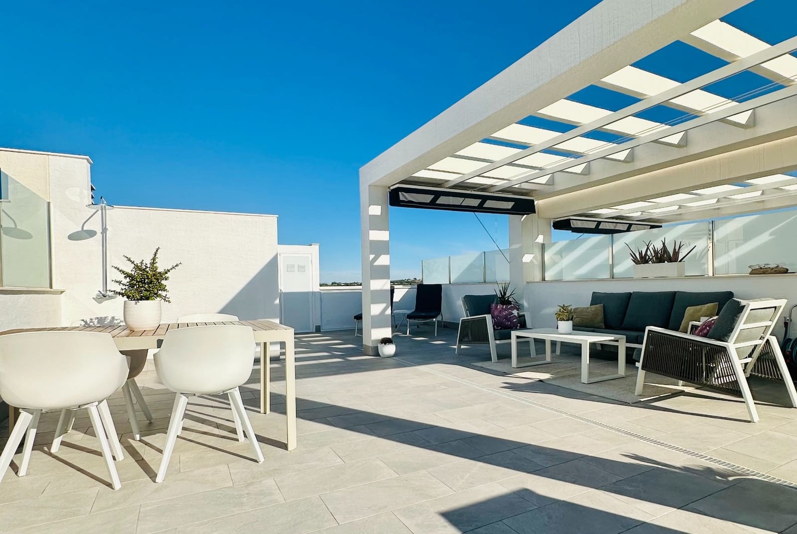 2 makuuhuone Kattohuoneisto myytävänä paikassa El Raso mukana uima-altaan 
autotalli - 289 000 € (Ref: 9464588)