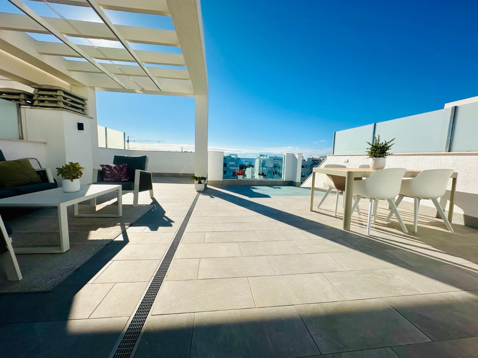 2 makuuhuone Kattohuoneisto myytävänä paikassa El Raso mukana uima-altaan 
autotalli - 289 000 € (Ref: 9464588)