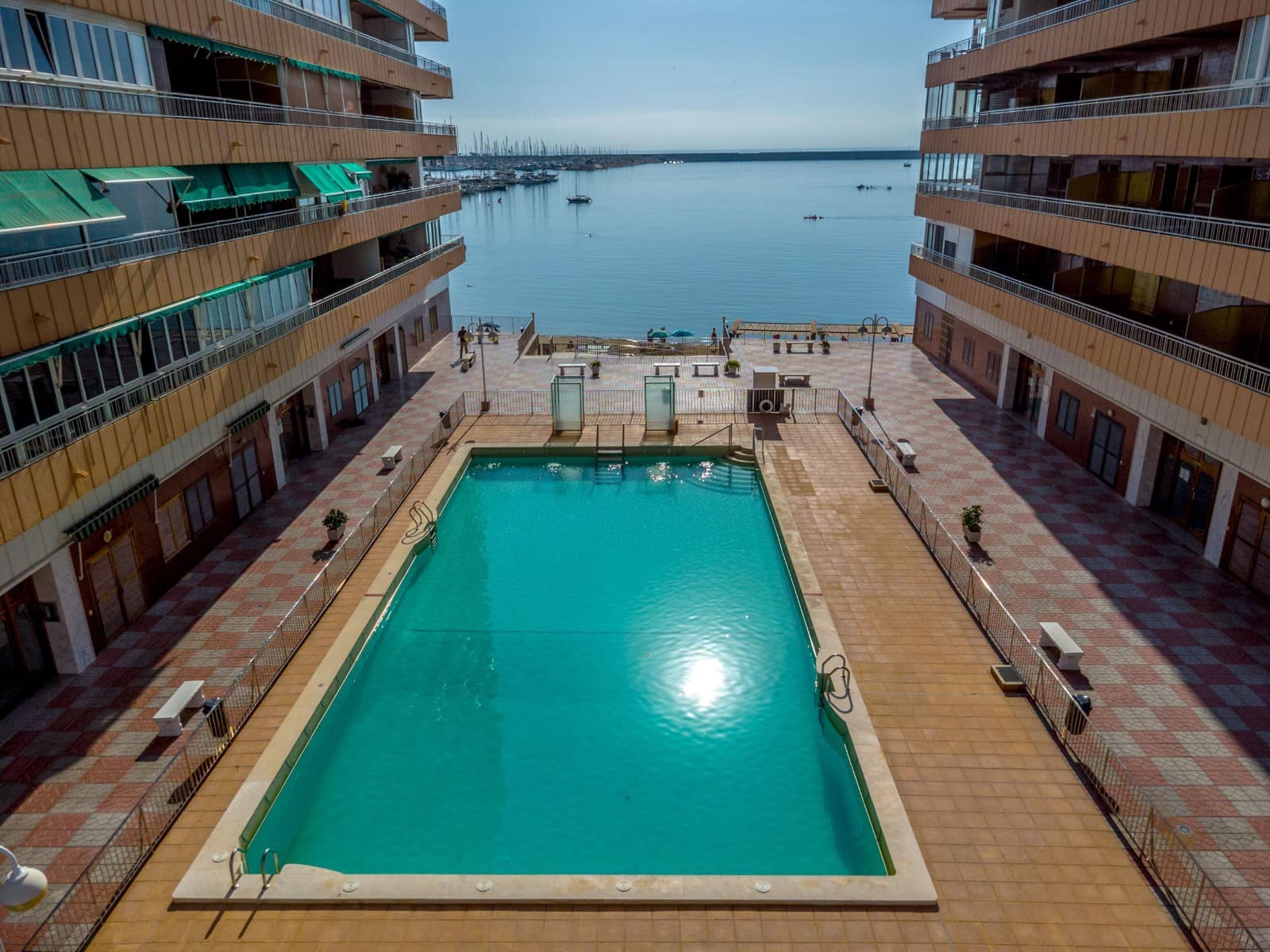 3 makuuhuone Huoneisto myytävänä paikassa Torrevieja mukana uima-altaan - 359 000 € (Ref: 9464608)