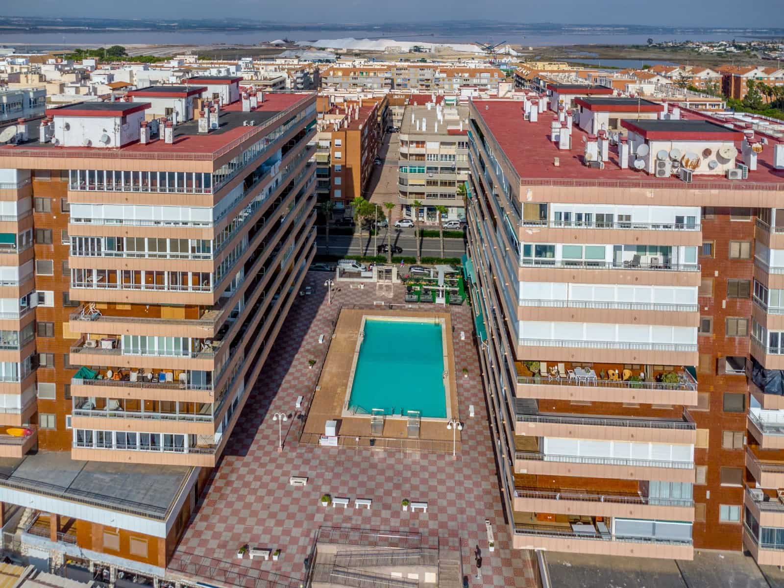 3 makuuhuone Huoneisto myytävänä paikassa Torrevieja mukana uima-altaan - 359 000 € (Ref: 9464608)