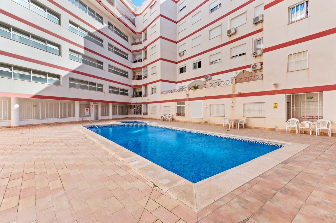 2 slaapkamer Strandappartement te koop in Torrevieja met zwembad - € 129.000 (Ref: 9464612)