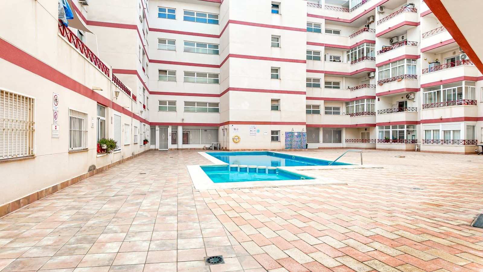 2 slaapkamer Strandappartement te koop in Torrevieja met zwembad - € 129.000 (Ref: 9464612)
