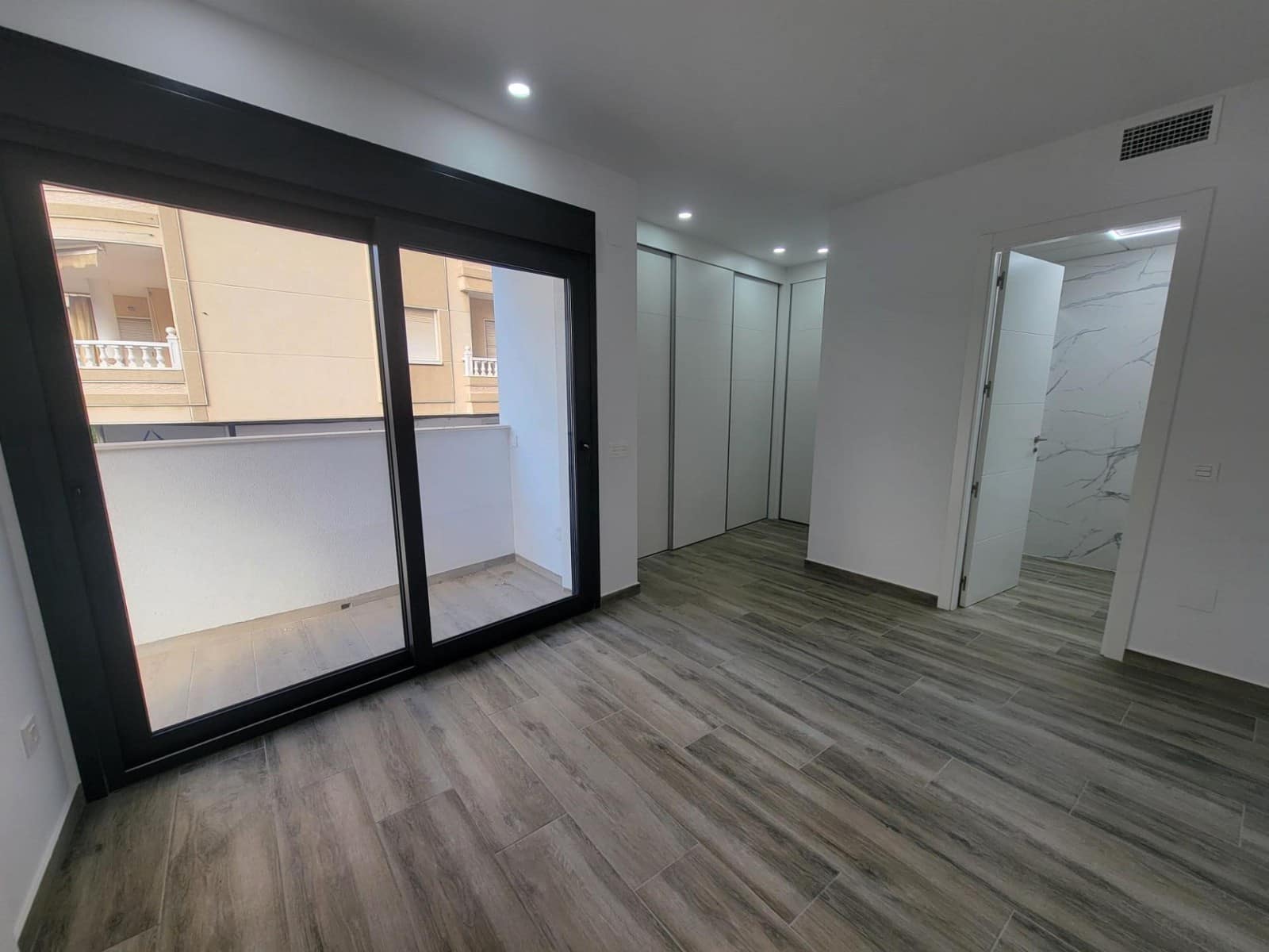 3 sypialnia Apartament na sprzedaż w Torrevieja z basenem garażem - 375 000 € (Ref: 9464613)