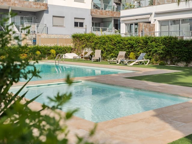 Ático de 2 habitaciones en Punta Prima, Orihuela en venta con piscina garaje - 289.000 € (Ref: 9464630)