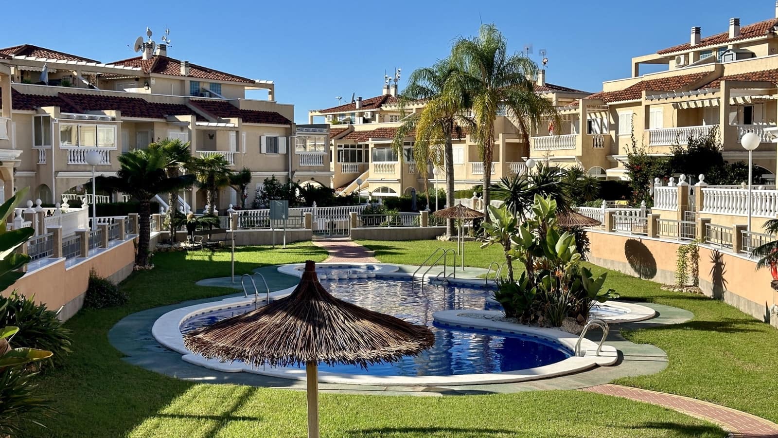 3 Zimmer Apartment zu verkaufen in Playa Flamenca mit Pool - 275.000 € (Ref: 9464631)