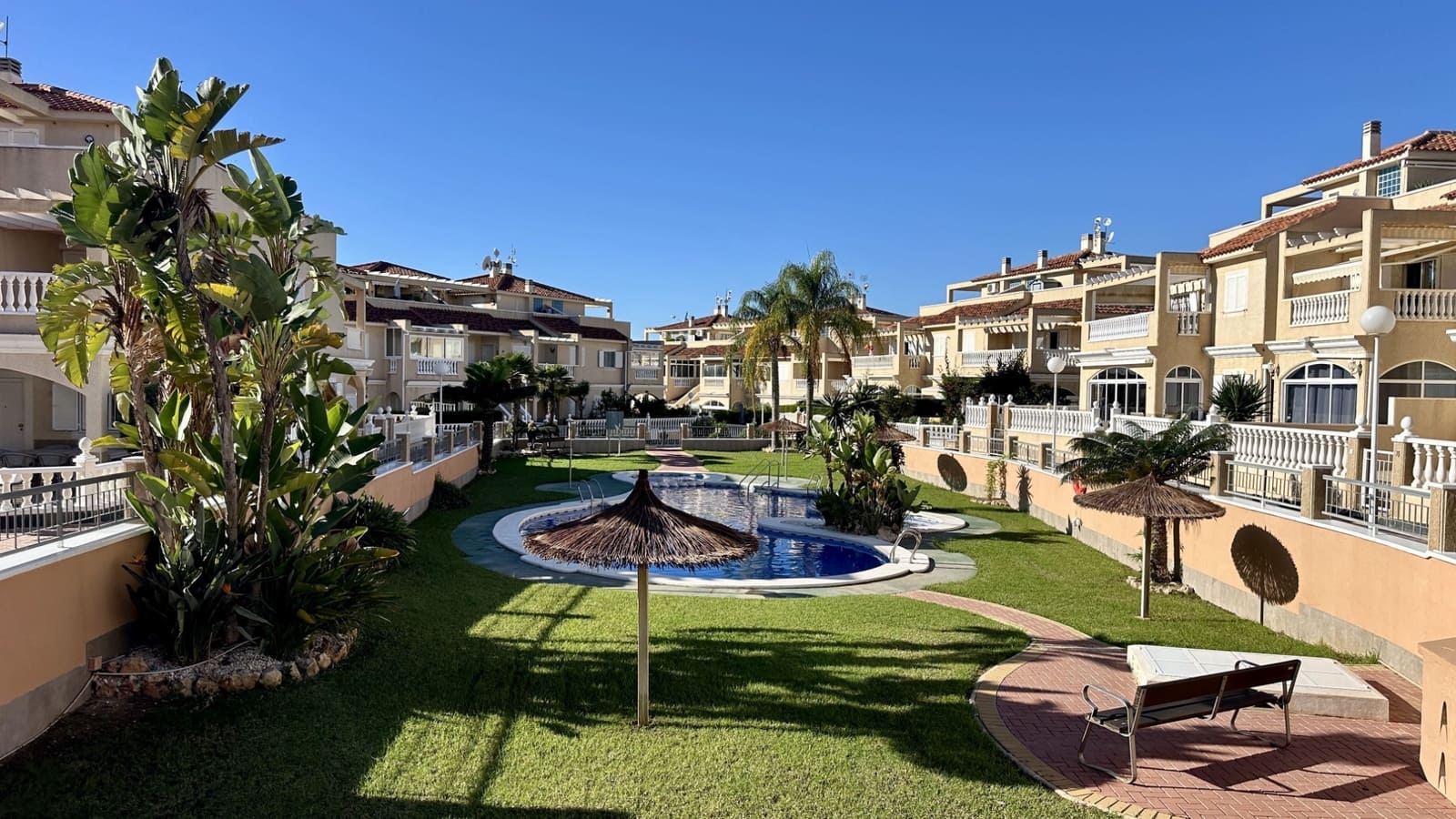 3 Zimmer Apartment zu verkaufen in Playa Flamenca mit Pool - 275.000 € (Ref: 9464631)