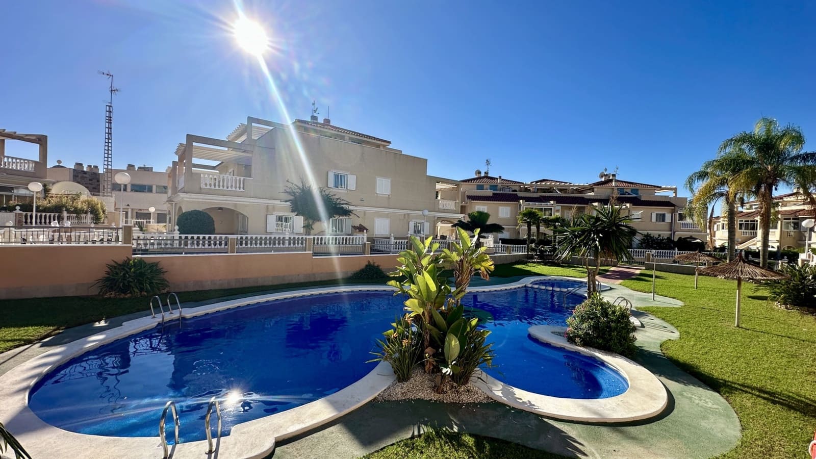 3 Zimmer Apartment zu verkaufen in Playa Flamenca mit Pool - 275.000 € (Ref: 9464631)