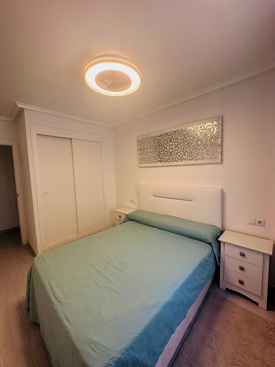 Apartamento de 2 habitaciones en Torrevieja en venta con piscina - 144.000 € (Ref: 9464673)