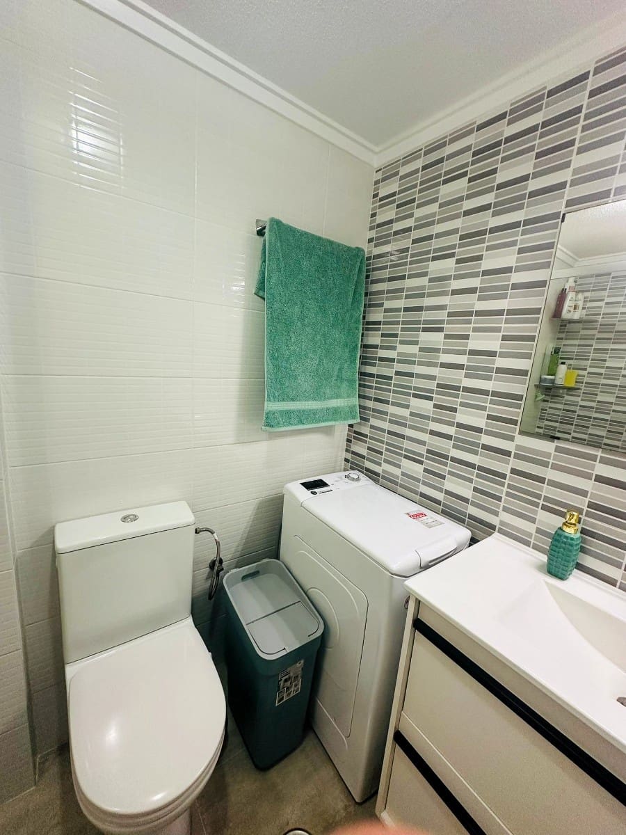 Apartamento de 2 habitaciones en Torrevieja en venta con piscina - 144.000 € (Ref: 9464673)