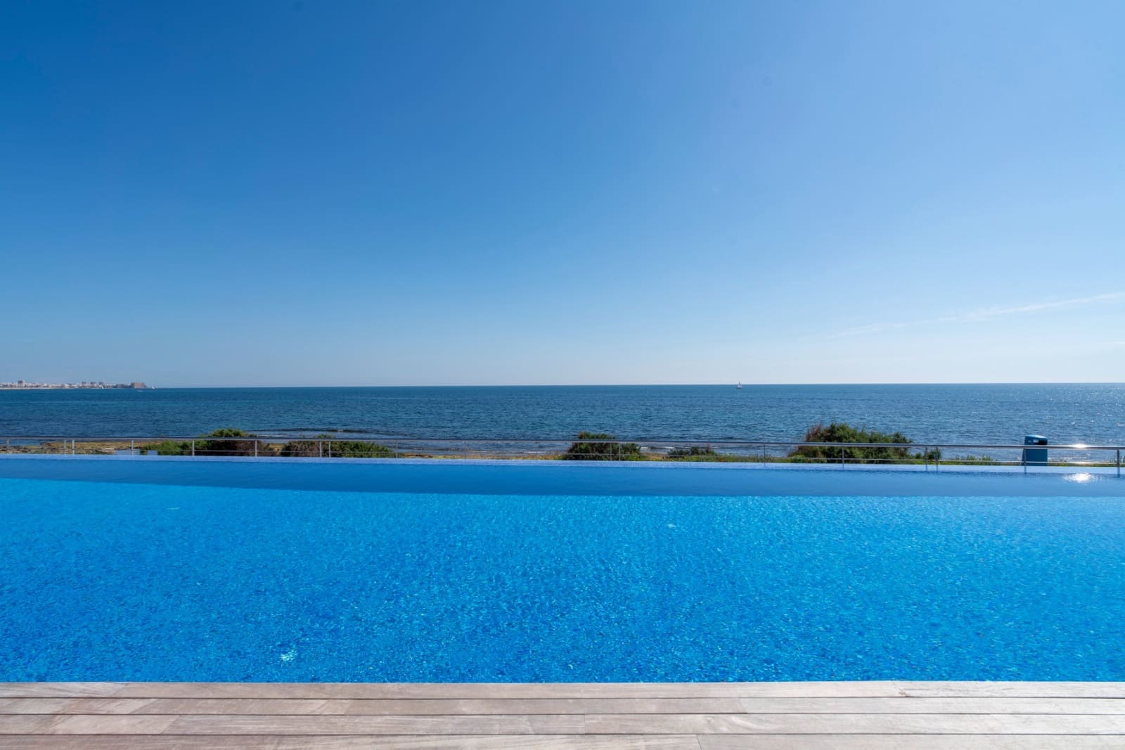 3 soverom Strandleiligheter til salgs i Punta Prima med svømmebasseng garasje - € 599 000 (Ref: 9464678)